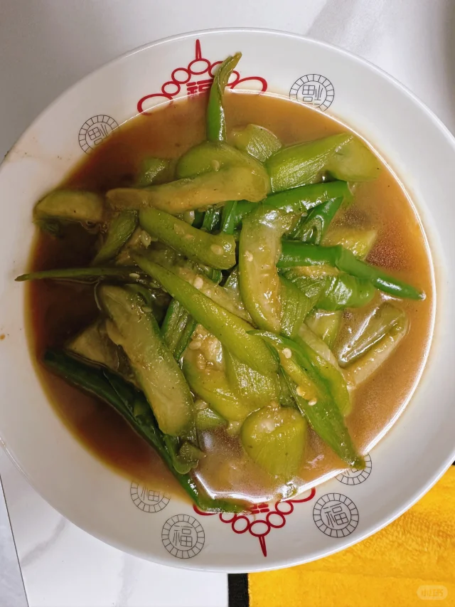 一张餐桌上的中式家常菜组合:清炒生菜配姜丝、番茄炒蛋、小米粥,展示如何通过搭配调和食物性味,营造温和营养的一餐 图片描述