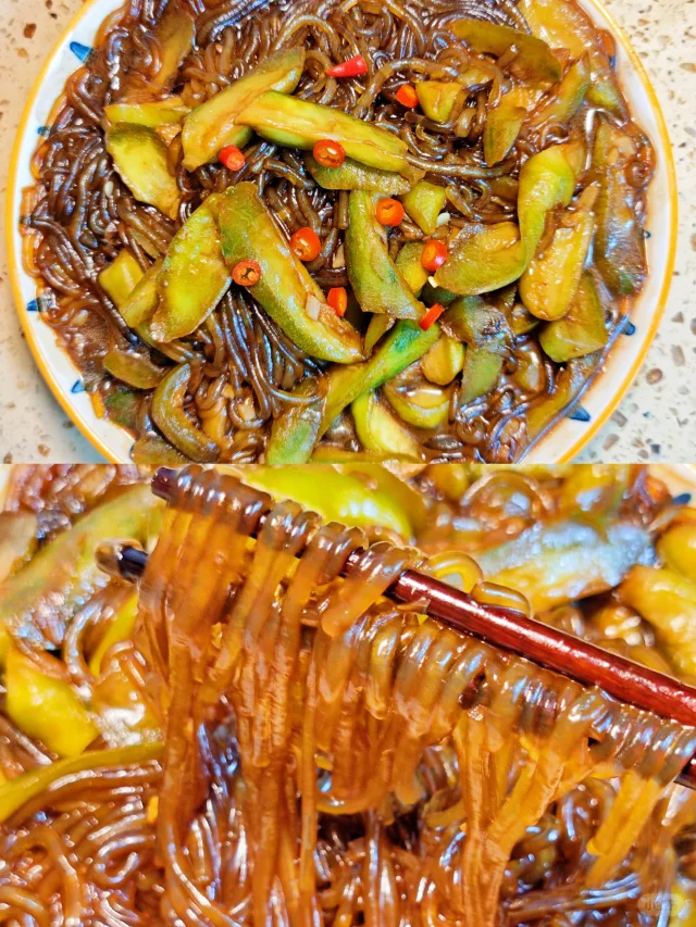 左右分屏高清图:左图为炒制45秒状态,南瓜丝泛青黄光泽、略有清汁渗出;右图为炒制75秒理想状态,丝条挺直、边缘呈半透明琥珀色、锅底洁净无汁水,铲起时丝条自然垂坠不断裂;背景为中式圆底炒锅与长柄木铲 炒制过程关键节点对比图