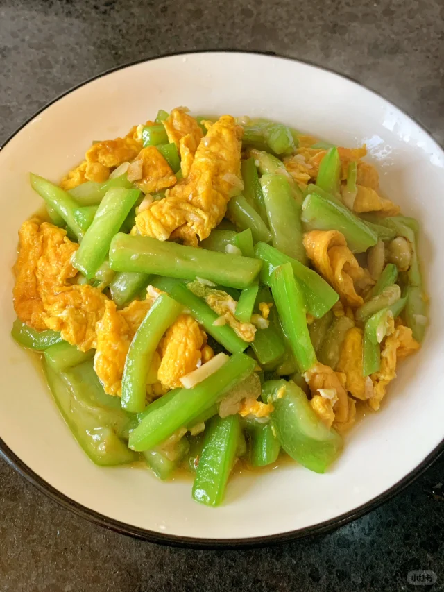 丝瓜烹饪成品图,展示一道丝瓜炒蛋的美食 丝瓜的健康与美味