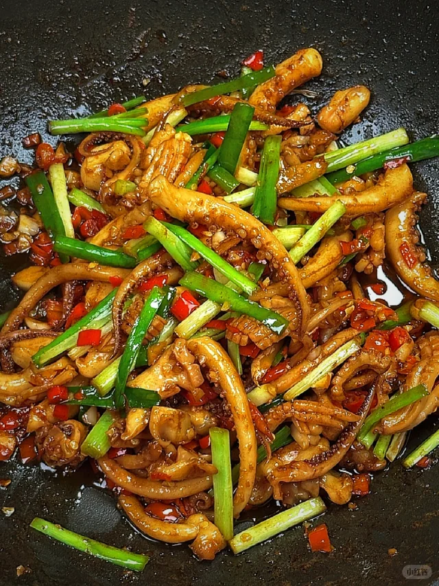 中式健康烹饪示范:脆口鱿鱼须92g与彩椒共炒,全程大火快炒90秒,最大限度保留牛磺酸与DHA,体现‘脆口’质地与营养留存的平衡 家庭烹饪实拍:青椒红椒丝与脆口鱿鱼须同炒,鱿鱼须呈半透明乳白色,卷曲成自然弹簧状,油亮不腻,盛于青花瓷盘中,旁置不锈钢厨房秤显示净重92g