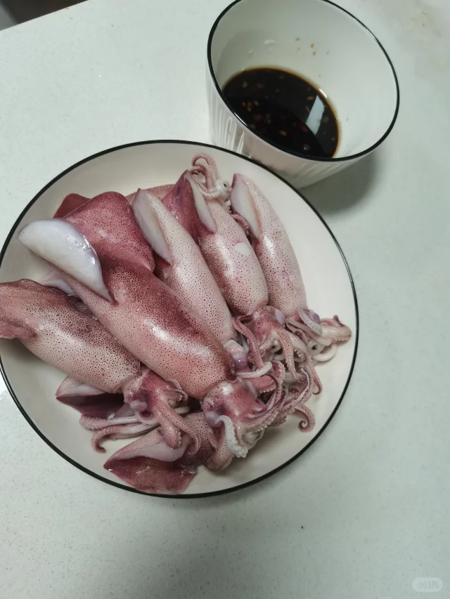展示海兔与鱿鱼的不同烹饪方式,左侧为凉拌海兔,右侧为爆炒鱿鱼 海兔与鱿鱼的烹饪方式对比
