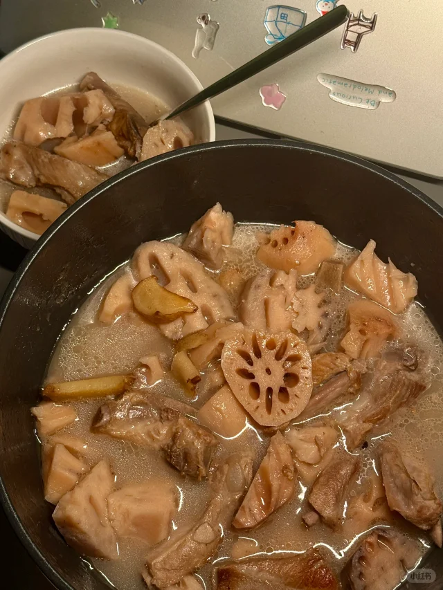 焯水后的排骨与切好的莲藕块,准备炖煮 焯水排骨与切好的莲藕