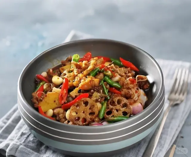 中式炒锅中正进行高温翻炒,白莲藕片与韭菜段混合翻动,边缘微焦呈金黄色,蒜末清晰可见,火焰升腾,展现“锅气十足”的烹饪瞬间 锅中正在翻炒藕片与韭菜,火焰旺盛,食材呈现金黄色边缘,锅铲正在搅拌