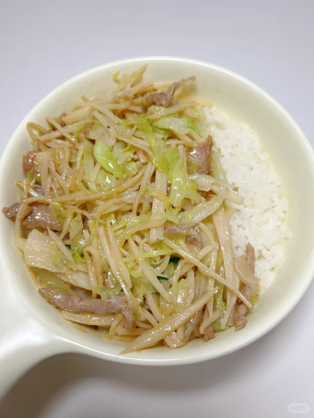 白莲藕与配料整齐摆放在案板上