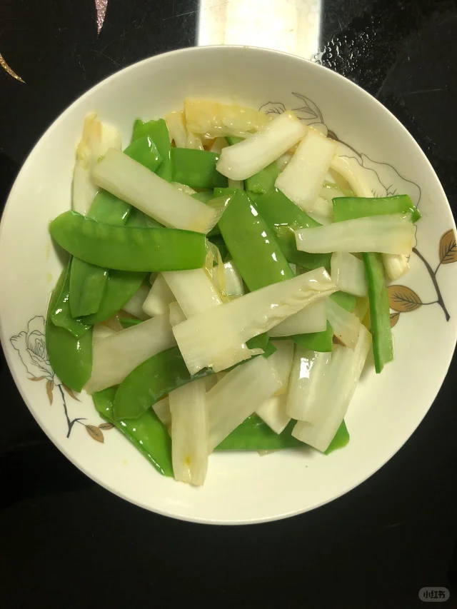 清炒荷兰豆与胡萝卜、虾仁搭配的菜肴,色彩鲜艳、营养丰富 荷兰豆清炒配菜图