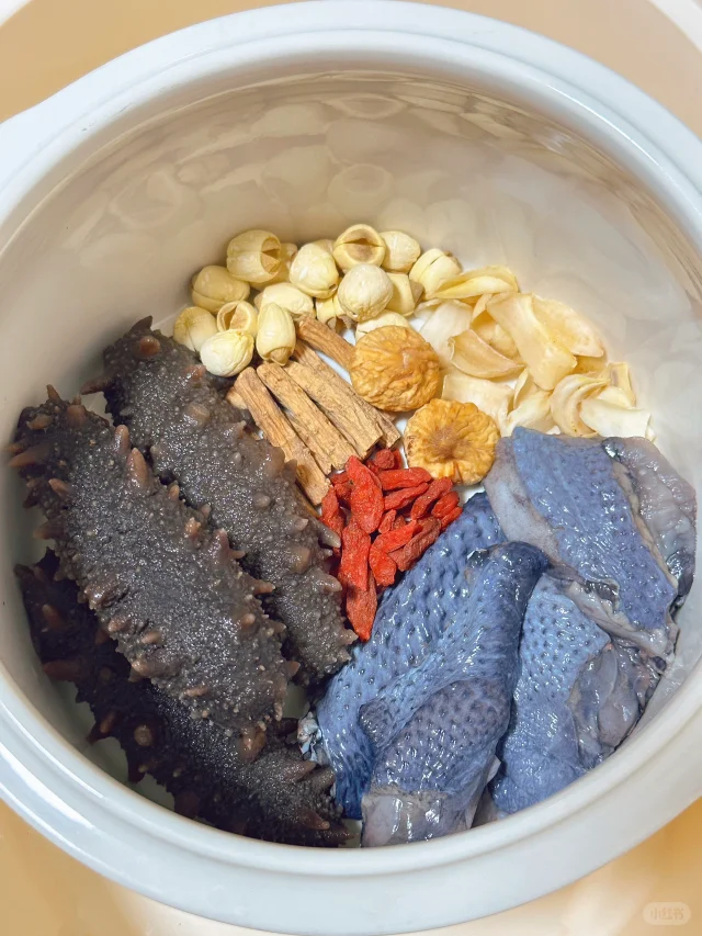 家庭厨房实拍:砂锅中炖煮黄芪党参乌鸡,可见淡黄色汤汁,浮有少量油星;黄芪片(长约2cm,厚约3mm,淡黄棕色)与党参段清晰可见;配新鲜枸杞10粒点缀。画面右下角标注'黄芪15g+党参10g+乌鸡300g,文火炖90分钟' 黄芪经典食养方:黄芪党参炖鸡