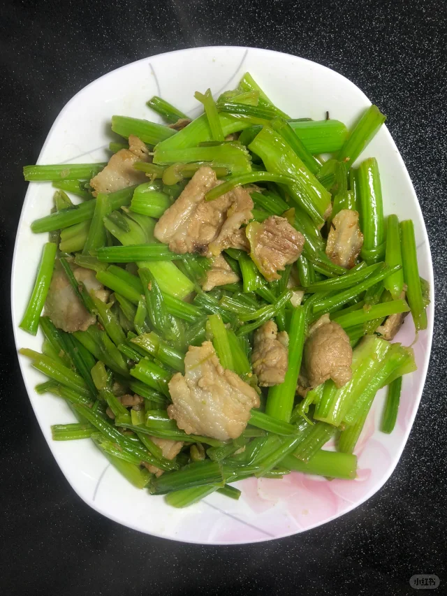 山芹炒肉翻炒过程图