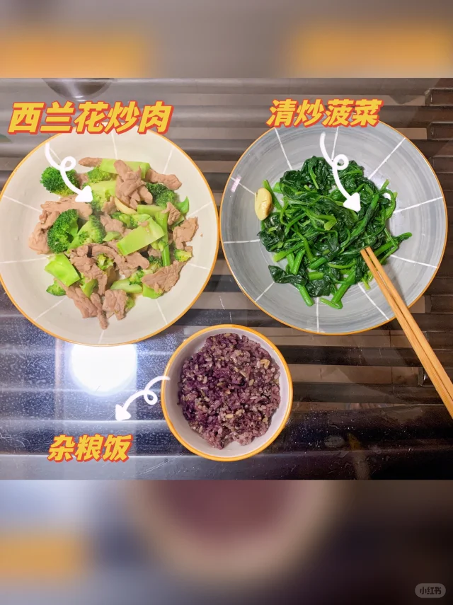 一盘健康的晚餐搭配:糯玉米、清炒西兰花、水煮鸡胸肉和一碗紫薯小米粥 健康晚餐搭配图