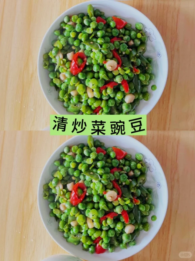 家庭厨房使用场景图：木纹操作台上摆放打开的速冻青豌豆粒包装袋，旁边是刚出锅的翡翠虾仁炒饭（米饭粒粒分明，青豌豆粒与粉红虾仁交错分布，色泽明快），一只陶瓷小碗盛有焯水后的青豌豆粒配柠檬片与橄榄油，体现日常化、健康化、高颜值食用方式