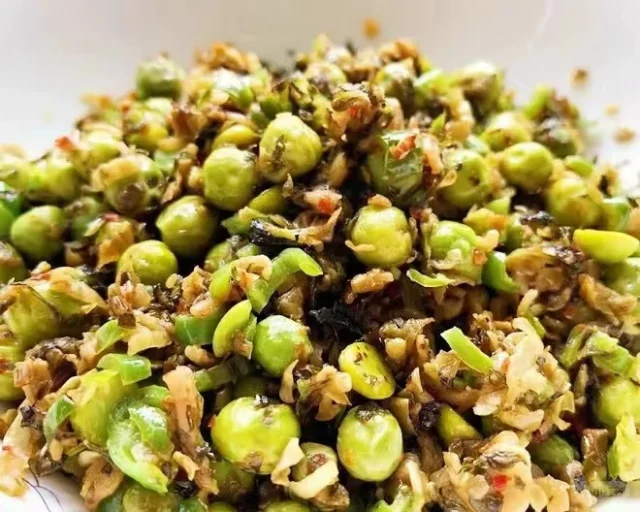 青白菜炒青豌豆成品图，色泽翠绿，诱人可口