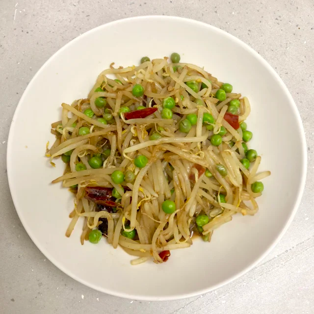 清炒豌豆芽成品图