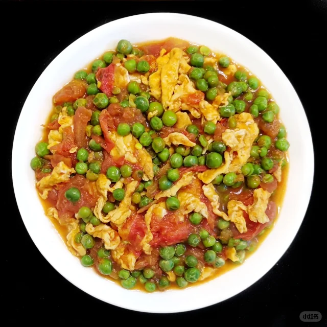 家庭厨房中正在烹饪清炒豌豆仔的场景