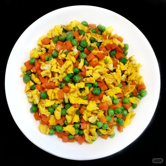青豌豆搭配玉米、胡萝卜制作的健康炒饭示意图 青豌豆美食搭配图