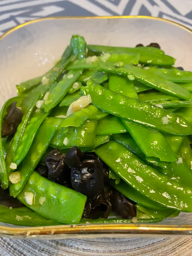 荷兰豆白玉菇炒木耳的食材准备过程