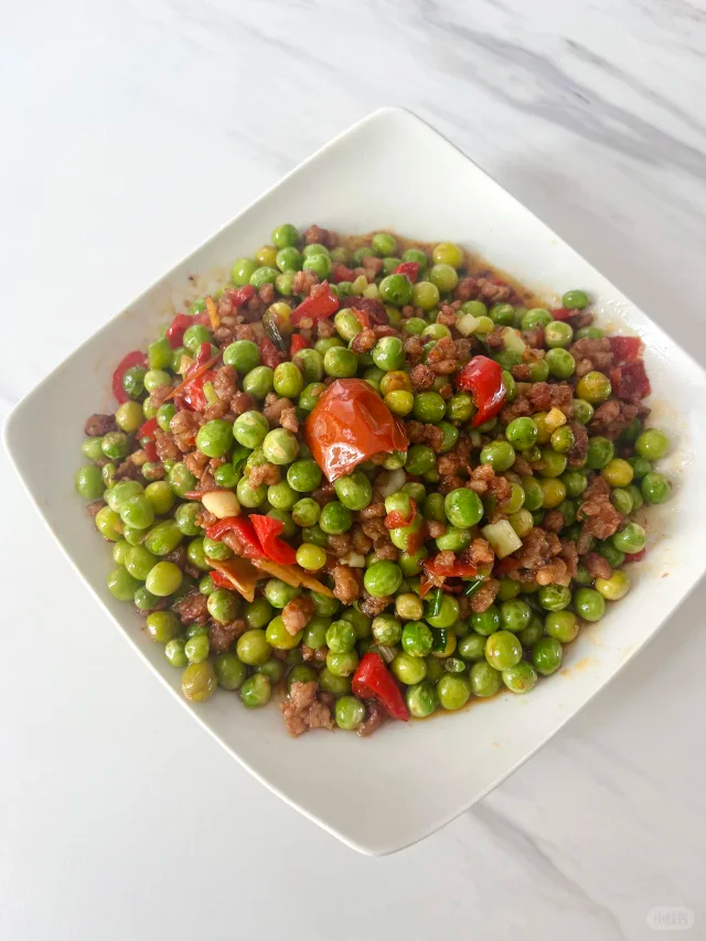 青豌豆炒制作过程特写图