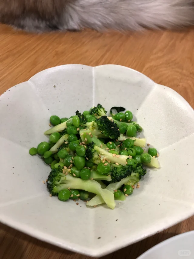 荷兰豆与其他绿色蔬菜搭配的健康沙拉