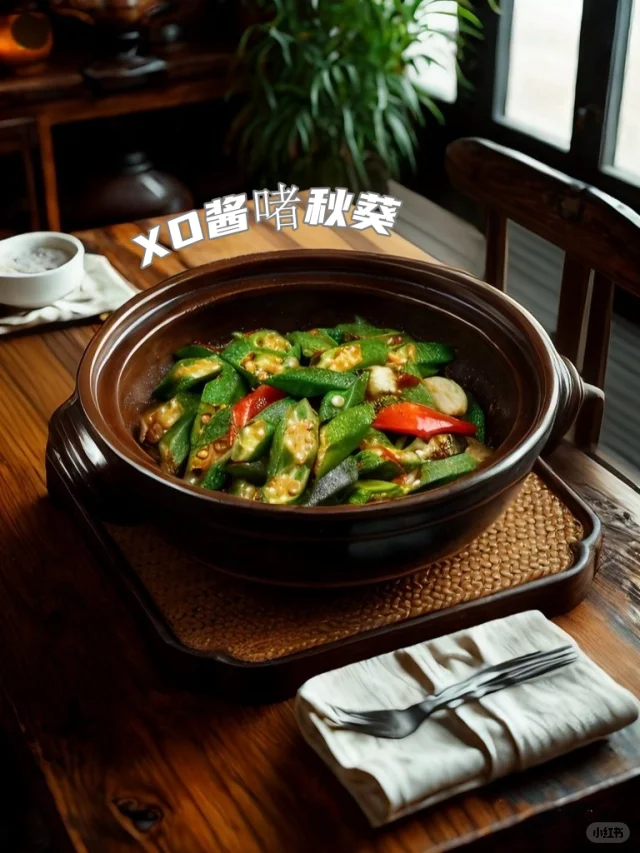 俯拍高清图:深蓝色陶瓷炒锅内盛装刚出锅的秋葵洋葱菜肴,秋葵呈鲜亮翠绿色(长度保持8 cm未断),洋葱圈呈半透明紫红色,表面油光均匀无焦斑,撒有少量白芝麻,无酱油或蚝油痕迹,体现‘本味快炒’工艺 秋葵洋葱快炒成品特写