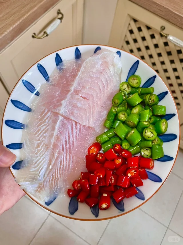 展示鱼片切法与辣椒段的处理过程 鱼肉切片与辣椒处理